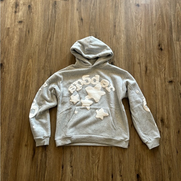 Come grab it size L never worn 100% authentic ✅